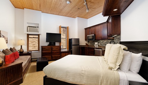 Premier Room, Kitchenette (210)
