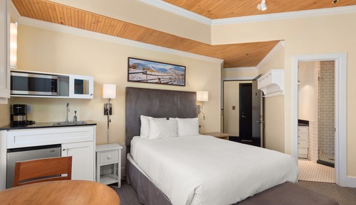 Deluxe Room (305)