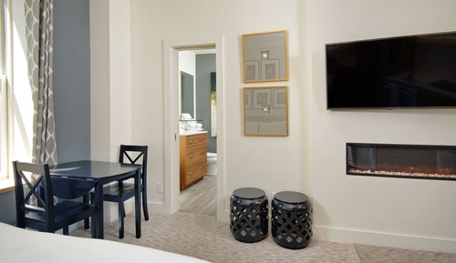 Premier Room, 1 King Bed, Kitchenette (212)