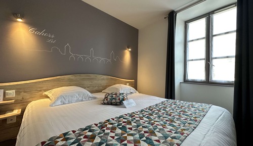 Deluxe Room, 1 Queen Bed, Kitchenette (Larger Room)