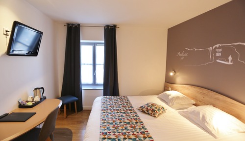 Comfort Room, 1 Queen Bed, River View