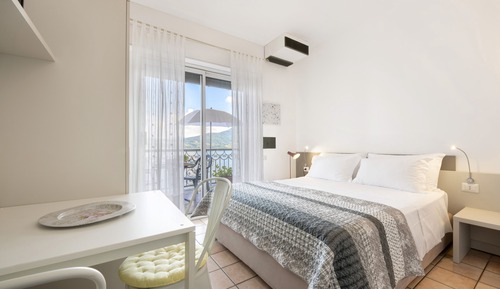 Deluxe Double Room, 1 Double Bed, Kitchenette, Lake View