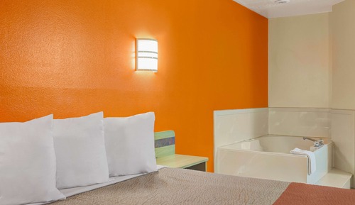 Deluxe Suite, 1 King Bed, Non Smoking, Hot Tub