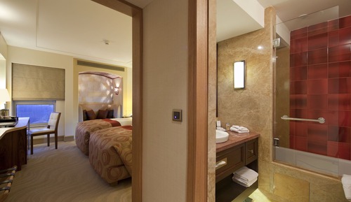 Twin bed guestroom