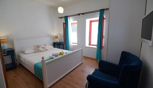 Comfort Room, Courtyard View