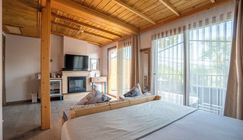 Comfort Room, 1 King Bed, Lanai, River View