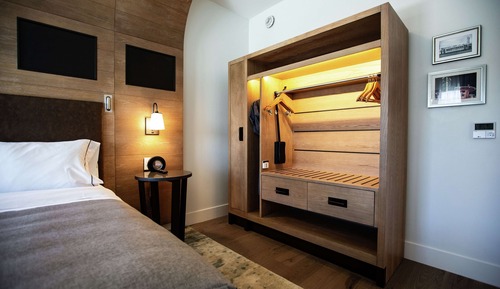 Room, 1 King Bed, Accessible, Corner (Mobility & Hearing, Bathtub)