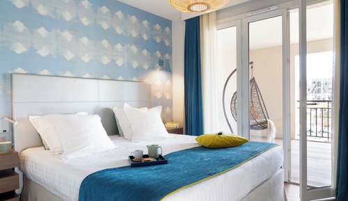 Apartment 8 people - 3 bedrooms - Terrace - Port view -  Harbor buildings