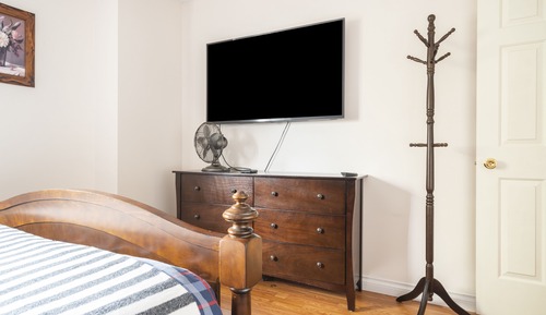 Room, 1 Queen Bed (Shared Bath)