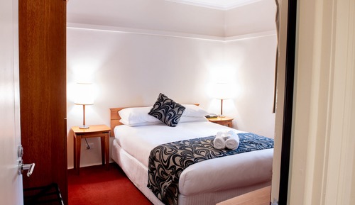 Deluxe Queen Suite