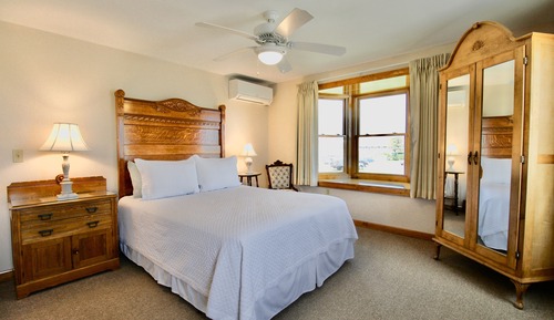 Room, 1 Queen Bed, Non Smoking, Partial Ocean View