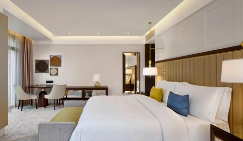 Grand Room, 1 Queen Bed, Non Smoking, Corner