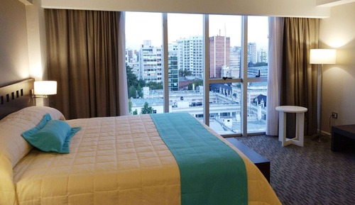 Suite, 1 King Bed, Accessible