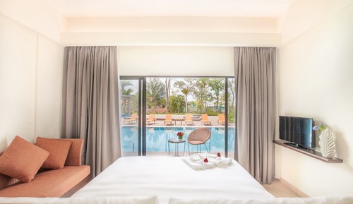 Signature Double Room, Balcony, Pool View
