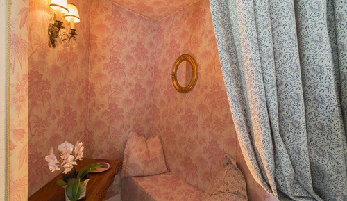 Design Room, 1 Queen Bed (The Rosehip Room)