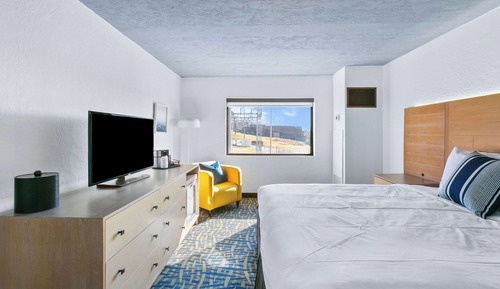 Room, 1 King Bed, Bathtub Grab Bars, Non Smoking (Mobility/Hearing)