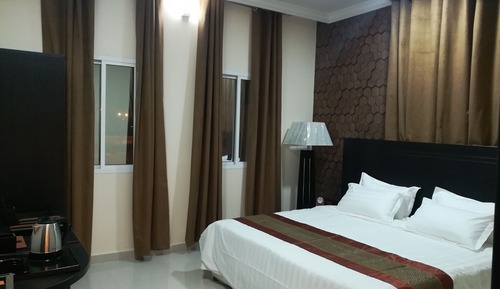 Deluxe Suite, 1 King Bed, Mountain View