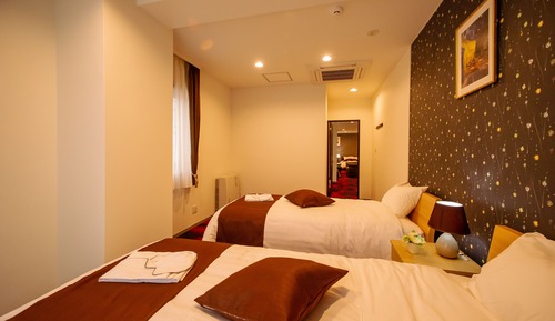 SUITE ROOM 201 (1 Rollaway Bed available for the booking for 6 People)