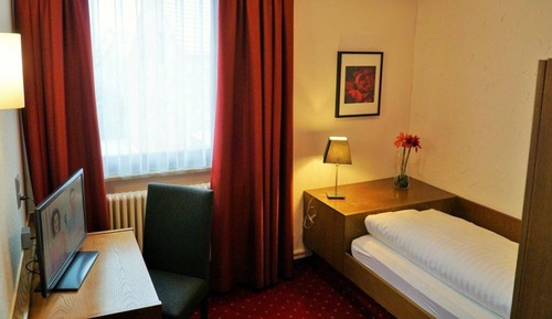 Single Room, Private Bathroom