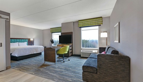 Studio, 1 King Bed, Refrigerator & Microwave (Wet bar)