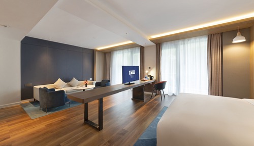 Suite, 1 King Bed, Balcony (Additional Living Area)