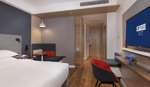 Standard Room, 1 King Bed, Balcony, Mountain View