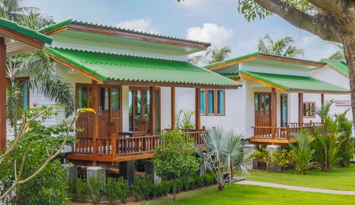 Standard Villa, 1 King Bed, Partial Ocean View, Garden Area