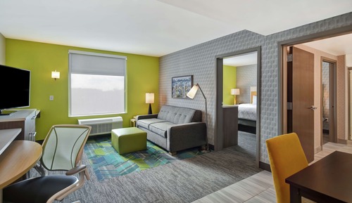 Suite, 1 Queen Bed, Accessible, Bathtub