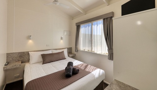 Deluxe Cabin, Lake View