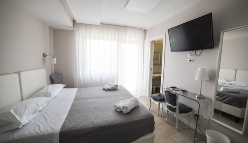 Double Room, 1 Queen Bed (Teatro Politeama)