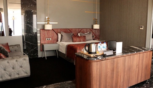 Deluxe Suite, 1 Queen Bed, Jetted Tub