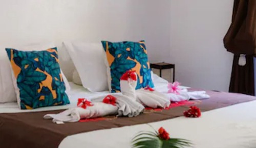 Room, Shared Bathroom, Garden View (Chambre Tipanier)