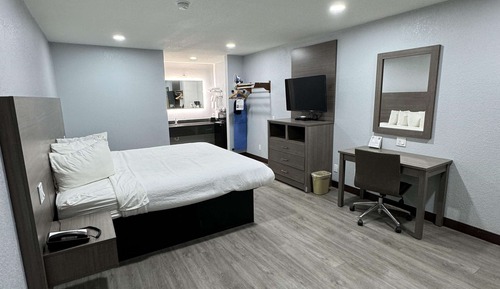 Standard Room, 1 King Bed, Accessible, Bathtub
