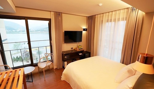 Suite, River View
