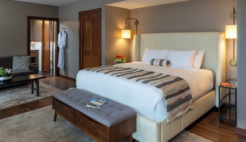 Signature Studio Suite, 1 King Bed, Balcony, Mountain View