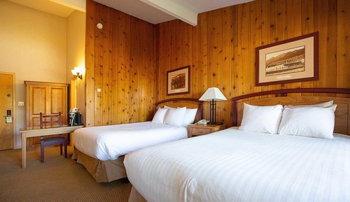 Classic Room, 2 Queen Beds, Pool View