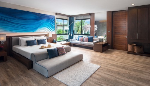 Junior Suite Pool View with Bathtub