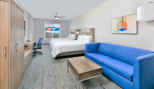 1 King Bed & 2 Queen Beds 1 Bedroom Suite