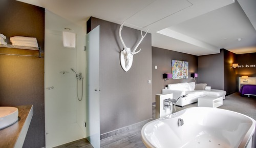 Deluxe Suite, 1 Queen Bed, Jetted Tub