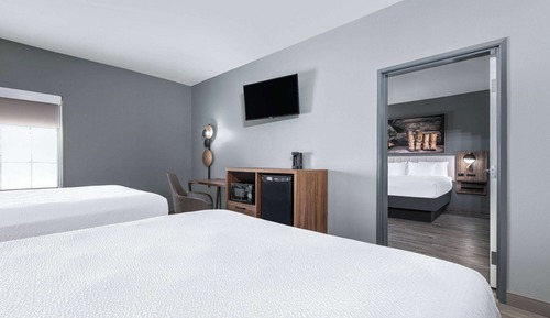 Family Suite, 1 Bedroom, Non Smoking (1 King, 2 Queen)