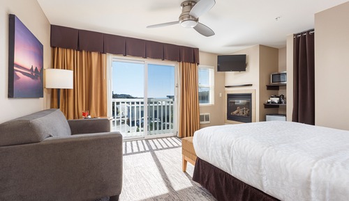 Deluxe Room, 1 Queen Bed, Fireplace, Partial Ocean View