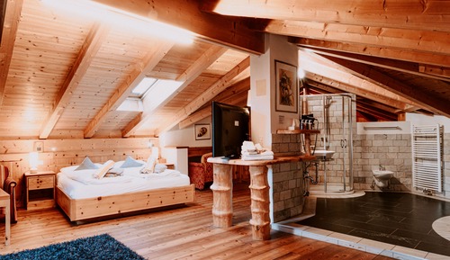 Deluxe Suite, Jetted Tub