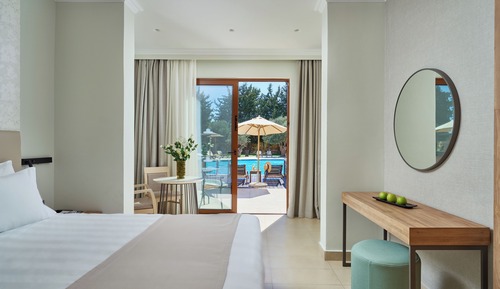 Suite, Jetted Tub, Garden View (Sharing Pool)