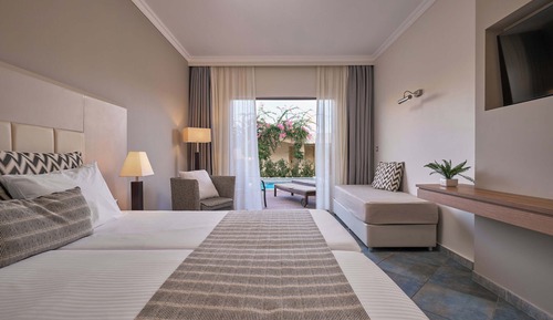 Superior Double Room, Private Pool, Garden View