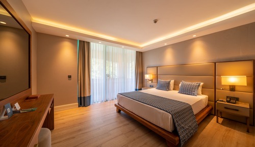 Deluxe Family Room Land Side