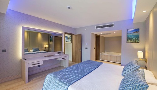 Deluxe Suite with Jacuzzi Land Side