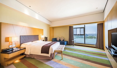 Junior Suite, 1 King Bed, Club Lounge Access, Lake View