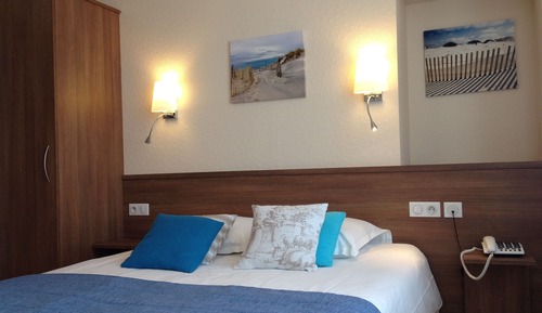 Comfort Room, Accessible, City View