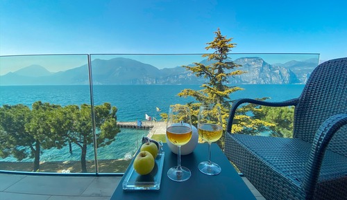 Suite, Lake View