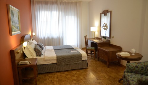 Classic Double or Twin Room, Partial Lake View